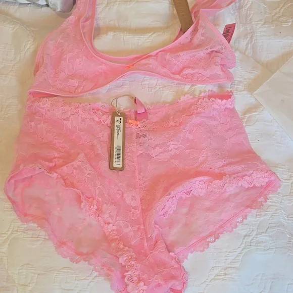 SKIMS stretch lace set - Picture 4 of 6